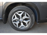 純正17インチアルミホイールタイヤサイズは225/60R17です。