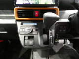 【インパネ周り】 操作しやすい位置に配置されたシフトレバー。オレンジのアクセントカラーが車内を明るく彩ります。機能美と遊び心を両立させた、ファンクロスらしい空間です。