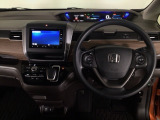 【ハンドル】運転にかかわる様々な操作を安全に行えるように視点移動が少なく操作性に配慮されたスイッチ類が凝縮されたコックピットです。
