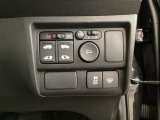 リアドアは乗り降りに便利な両側電動スライドドアです。また運転席に座っていながらスイッチ操作で自在にスライドドアを開け閉めできます。またHondaセンシング用のVSA解除スイッチも装備しています。