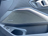 ●harman/kardonサウンドシステム:オーディオ専門メーカーが手掛けるプレミアムスピーカーを装備。多数のスピーカーから、音の粒立ちまで分かる高品質な音楽をお楽しみいただけます。