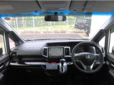 【インパネ周り】広々とした視界性の良い運転席です。ゆったりとした快適な乗り心地で運転できます。インテリアカラーはブラックを基調とし、シンプルで使いやすい空間に仕立てました。