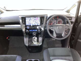 運転席周りのレイアウトをご覧ください。ナビゲーションが綺麗に装着されすっきり収まってますね!