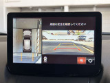 360度ビューカメラを搭載。4方の小型カメラの映像を処理し、車両真上からの映像に変換しています。