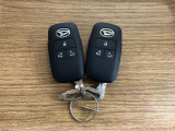 【スマートキー】 スマートキーを携帯していれば、ドアハンドルのボタンを押してロックの解除ができ、パワースライドドア(左側)もワンタッチで開閉できます。