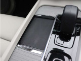 対応機種のスマートフォンを、トンネルコンソールの下のラバープレートに置いておくだけで充電可能。センターディスプレイの機能ビューを使用して、充電プレートのオンとオフを切り替えることができます。