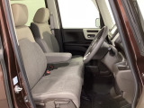 女性でも運転がしやすいように、シートの高さ調整機能(シートリフター)がついています。運転席と助手席の間が空いている為、助手席側への移動がスムーズです。交通量の多い道でも助手席側から乗り降りができます。