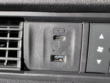 電子パーキングに加えてブレーキホールドシステムを装備しておりますので、信号待ちや踏み切り待ちでもブレーキを踏まずに停止できます!発進する際はアクセルを踏むだけですので渋滞時などはかなり楽ですね!