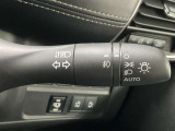 【オートライト】車のセンサーが周囲の明るさを感知し、自動でヘッドライトを点灯・消灯する機能です。この機能は夕暮れ時の交通事故が多い時間帯の安全性を高めてくれます。