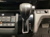 CVT車のセレクトレバーです。低速から高速まで、変速ショックのないスムーズな走りを実現するとともに、エンジン効率のよい領域を維持することで燃費にも貢献します。