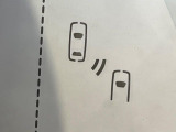 【ブラインドスポットモニター】走行中、ドアミラーの死角になりやすい箇所に後続車が接近するとサイドミラーのレンズに警告を表示!ドライバーに注意喚起をしてくれます。
