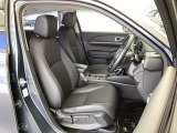 フロント広々、セパレートシートの運転席は、ハイトアジャスターが付いているので、快適にドライブができます。ハンドルはテレスコピック機能で、ハンドル位置を上・下・手前・奥に調節できます。