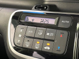 【オートエアコン】一度お好みの温度に設定すれば、車内の温度を検知し風量や温度を自動で調整。暑い&hellip;寒い&hellip;と何度もスイッチ操作をする必要はありません。快適な車内空間には必須の機能ですね♪