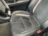 運転席の画像です。足元やシートまわりに余裕があり、リラックスした姿勢で運転が可能です。視界も良好で操作系へのアクセスもしやすく、快適で安心感のあるドライブをサポートします。