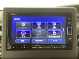 メモリーナビにフルセグTV機能あり。 ドライブや旅行に欠かせない装備です。