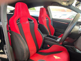 【専用スポーツシート】ホールド性に優れ、カーブ時の体が流れを抑制してくれます。また、体にフィットするから腰や背中が疲れにくく、ロングドライブや高速走行でも快適にお過ごしいただけます♪