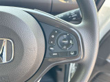 【クルーズコントロール】アクセル操作なしで一定速度を保つ機能。先行車との距離を自動調整する追従型が主流で、高速走行時の疲労を劇的に軽減します。長距離移動が多いお客様への商談では必須の快適装備です。