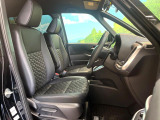 運転席まわりには十分なスペースがあり、大柄な方でもゆったり運転していただける環境です。