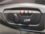 【コックピットシート】BMW車の主役席。車体中央にくる様に配置し車両重心とが一致する事でドライバーと車との一体感あるドライビングを実現。人間工学に基づき形成した形状が長時間のドライブ疲労も軽減します!