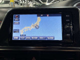 ディスプレイオーディオやカーナビは、現代のドライブにおいて欠かせない装備のひとつです。初めての場所でも迷いにくく、快適なルート案内で運転をサポートします。移動中のエンターテインメント性も高まります。