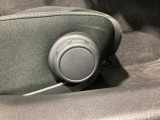 運転席にはドライバーの体型や好みに応じて前後方向だけでなく、高さの調整ができるシートリフターを装備!