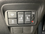 リアドアは乗り降りに便利な両側電動スライドドアです。また運転席に座っていながらスイッチ操作で自在にスライドドアを開け閉めできます。またHondaセンシング用のVSA解除スイッチも横に装備しています。