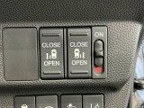 狭い所でも乗り降り楽々な両側電動スライドドアです!簡単にドアの開閉が出来る為女性やお年寄りにも優しく、荷物で手が塞がった時なども大変便利です!