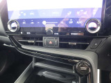 運転・助手席で独立した温度設定のできる、オートエアーコンディショナー。花粉除去機能、イオン発生機能を装備し、室内を快適な環境に保ちます。