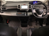 車内は光触媒抗菌消臭施工済です。スタイリッシュなデザインでスポーティなインパネ周りを演出します。グローブボックスやカップホルダーのほかにトレーなどたくさんの収納スペースが付いています。
