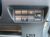運転席のハンドル右奥側にまとめられたスイッチ群。一目で分かりやすく操作しやすいです。