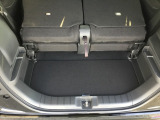 ボードを取り外すと荷室が深くなり、背の高い荷物や大きめの買い物袋もラクに収納できます。