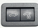 【パワーバックドア】スマートキーや運転席のボタンを押すだけでリアゲートが自動で開閉します!荷物を持っている時や、高い位置にあるバックドアを閉める際に便利な機能です♪
