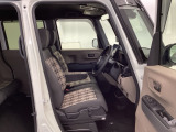 【ベンチシート】運転席と助手席の移動もスムーズ!狭い駐車場での乗り降りや、お子様の乗り降りにも便利です。座席の間にコンソールボックスやドリンクホルダーがないため、車内空間が広く感じます。