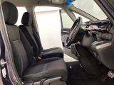 女性でも運転がしやすいように、シートの高さ調整機能(シートリフター)がついています。運転席と助手席の間が空いている為、助手席側への移動がスムーズです。交通量の多い道でも助手席側から乗り降りができます。