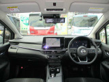 広いフロントガラスで視界良好の運転席。