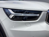 北欧神話の神トールが持つハンマーをモチーフにした、T字型のシグネチャーLEDライトを標準装備しています。一目でボルボと分かる高い視認性と個性を放ちます。