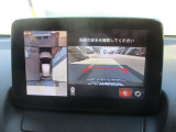見えない部分の危険察知をサポートする360&deg;ビューモニター+フロントパーキングセンサーです。車両の前後左右にある4つのカメラを活用し、センターディスプレイの表示や各種警報音で定速走行時や駐車時に車両周