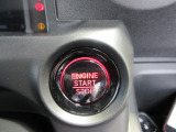 エンジンスタートは、ブレーキを踏みながら赤いスタートスイッチを押して行います。レーシングカーみたいでかっこいいでしょ?ICチップ内蔵キーなので万が一電池切れでキーが使えなくなっても作動でき安心です。