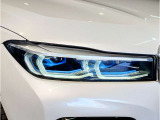 【レーザーライト】ブルーのデザインとBMW Laserのロゴにより視覚的にも個性を主張するレーザーライト。ハイビームモードを設定すると最長600mまでの距離を照射。夜間におけるドライビングの快適性を向上させます。