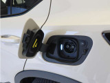急速充電器は、外出先の公共の充電ステーションでご利用いただけます。CHAdeMOに対応し、短時間で急速充電!150kWの急速充電器を使用した場合、充電率10%から80%まで、約32分で充電できます。