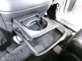 運転席からも助手席からも使いやすい位置に引き出し式ドリンクホルダーとスマホなどを置けるトレイを配置。