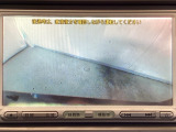 ギヤをR(バック)に入れるとナビの画面に後ろの映像が映るリアカメラ付です。後退時、コンディションが悪い視界でもカラーバックモニターがドライバーをサポートします。