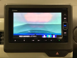 ギヤをR(バック)に入れるとナビの画面に後ろの映像が映るリアカメラ付です。後退時、コンディションが悪い視界でもカラーバックモニターがドライバーをサポートします。