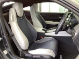 フロント広々、セパレートシートの運転席は、ハイトアジャスターが付いているので、快適にドライブができます。ハンドルはテレスコピック機能で、ハンドル位置を上・下・手前・奥に調節できます。