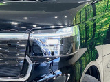 【LEDヘッドライト】悪天候や夜間走行時も良好な視界を確保し安心して運転できる高輝度LEDヘッドライトを装備!点灯速度が早く、消費電力も抑えられています。