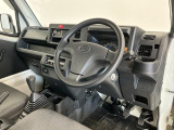 【インパネ】運転のしやすさを最優先に設計された見晴らしの良いフロントビュー。車両間隔が掴みやすく狭い道でも安心♪「安全」と「品質」を最優先に、安心してお乗りいただけるクルマを提供いたします。