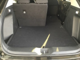 後席は分割可倒式で、用途に合わせてアレンジ可能。荷物の量や乗車人数に応じて柔軟に使える便利なシートです。