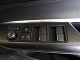 パワーウィンドウスイッチで運転席から全席の窓の開閉ができます。