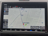 8インチ純正メモリーナビ(VXM-197VFNi)を装着しています。目的地設定やルート案内もスムーズに行えます。