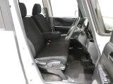 運転席はアームレスト付のベンチシートタイプとなります!